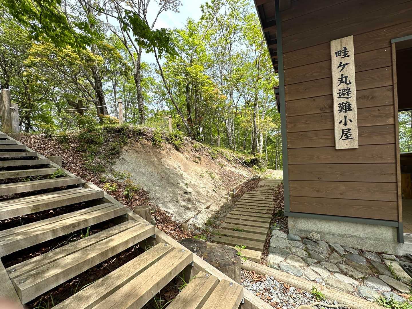 山頂100メートル程手前に避難小屋。ここでランチ休憩。