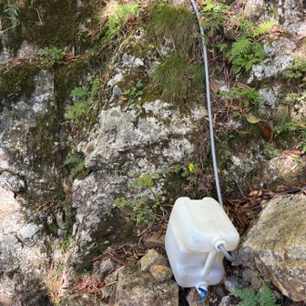 行者還小屋前の水場。20ℓポリタンに半分くらい溜まってました。飲料適かどうかは？