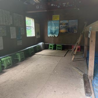 避難小屋の中。