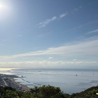 帆船が沖に停泊してました