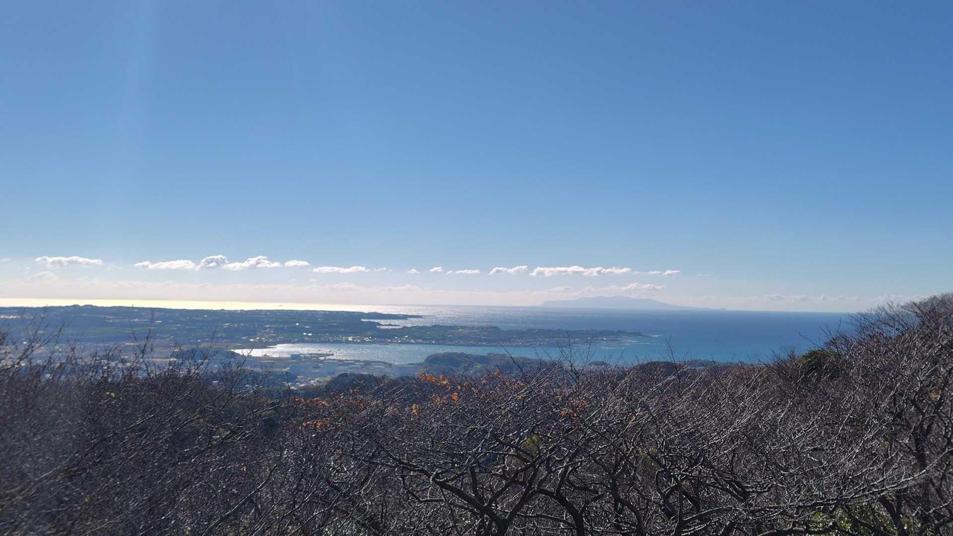 油壺方面。海の向こうに大島が見える。