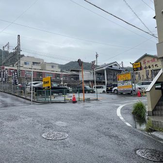 額田駅前
ここから電車乗っちゃう？
鶴橋までが300円なら乗ろう、と思ったら、、300円区間は布施までだ。んー、やはり歩くか。
今日は鶴橋に用事があるんだよ☂️300円で行けちゃうお得🉐、の為に、、歩くかぁ。。
ケチ臭いけど理由つけないとすーぐサボるからなぁ。。