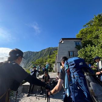 避難小屋に到着。
暑い🥵💦