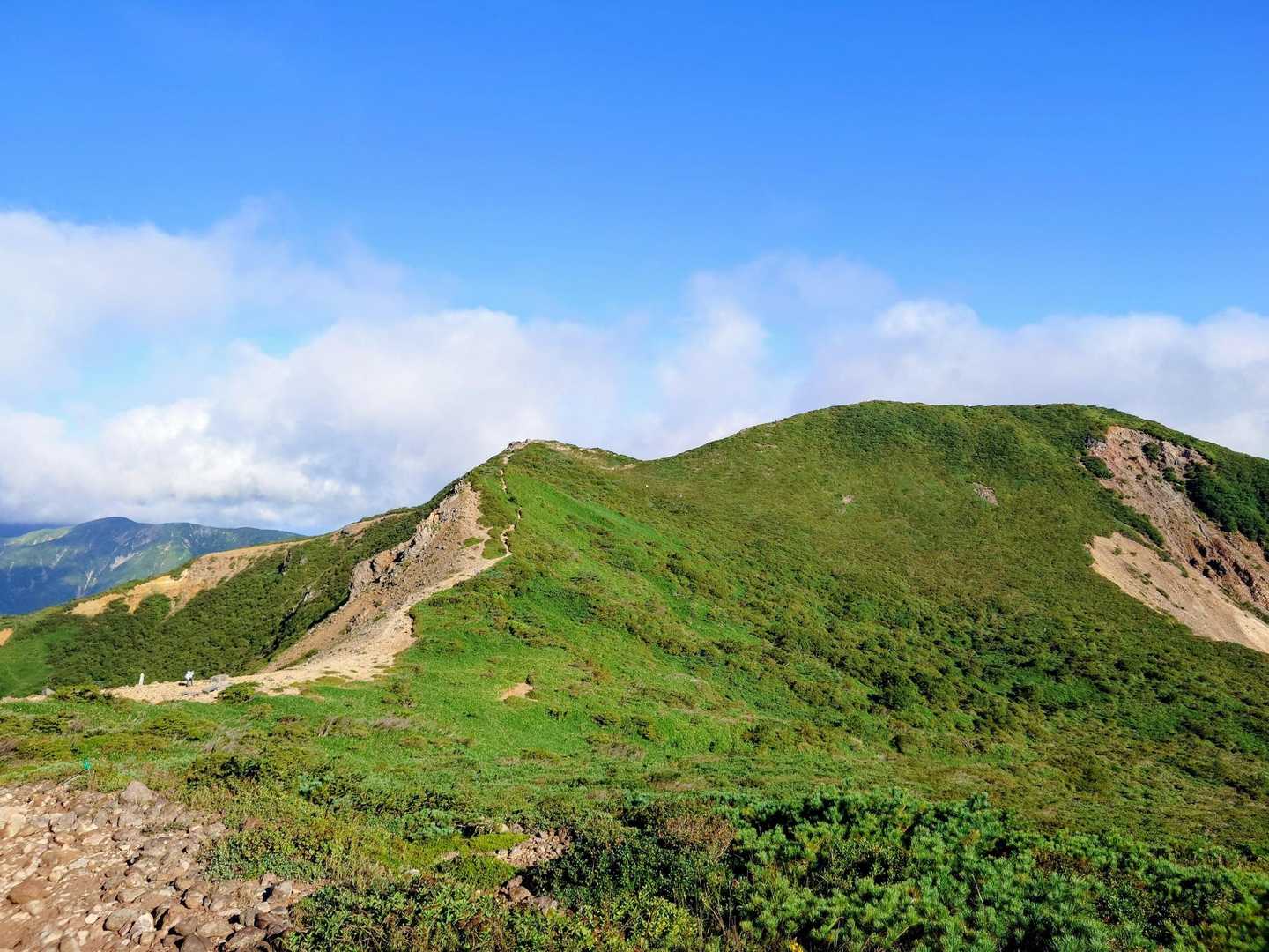 1900m峰から続く尾根道…