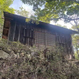 山頂近くに山小屋？