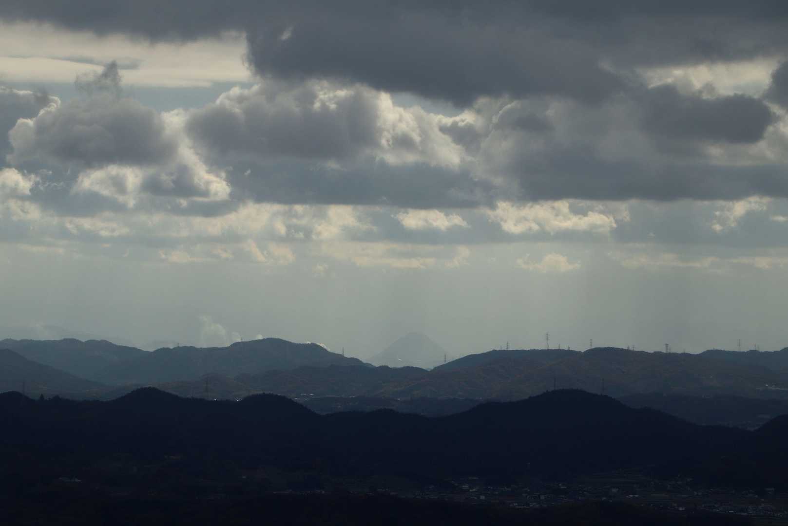 正面奥にうっすらと『讃岐富士』