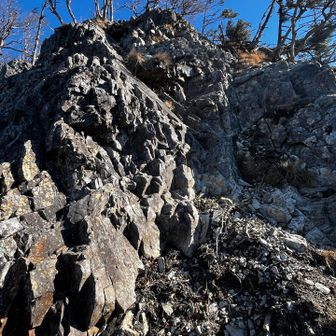 しばらく、こんな岩場続く