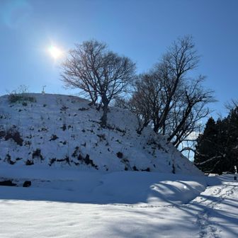 鳥越城跡到着(*^▽^*)
雪でわからないけど無雪期に来たら石垣とか見れるのかな❓