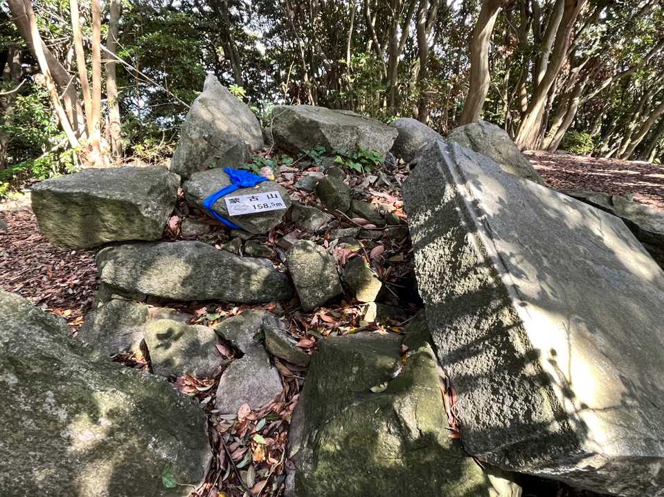 蒙古山山頂。
崩れた記念碑が悲しげです🥲
復旧したらまた見に来ますね😌