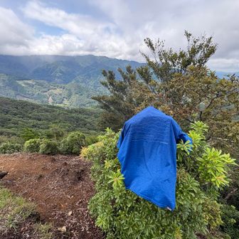 晴れている☀️

小川岳で☂️濡れた

👕山シャツが乾くまで📺

頂上に
