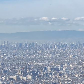 大阪ビル群越しに六甲山を臨む