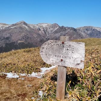山頂は風も少し有り寒いので、お昼ご飯は少し下った所でという事にして早々に下山…もっとゆっくりしていたかったけど😢