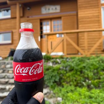 千枚小屋でコーラを購入😋