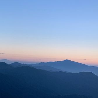 2日目の朝出発前に小屋から月山と鳥海山が見えた