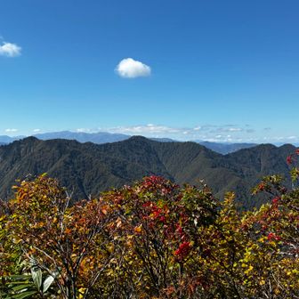 山頂は紅葉始まってます🍁
そよ吹く秋の風とお日様はポカポカ😆
見渡せば名だたる山々✨
来てよかったぁ🎶