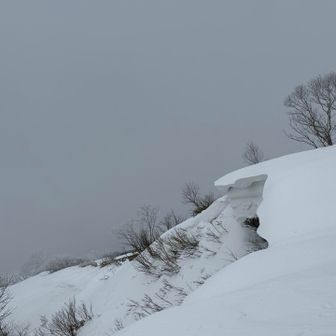 雪庇はまだ小さい