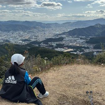 岩屋山山頂で近くのお姉様から手作りお菓子を頂き、娘も喜んでました。ありがとうございました😄 
ゆっくりしてから、ファミリーコースで下山します。