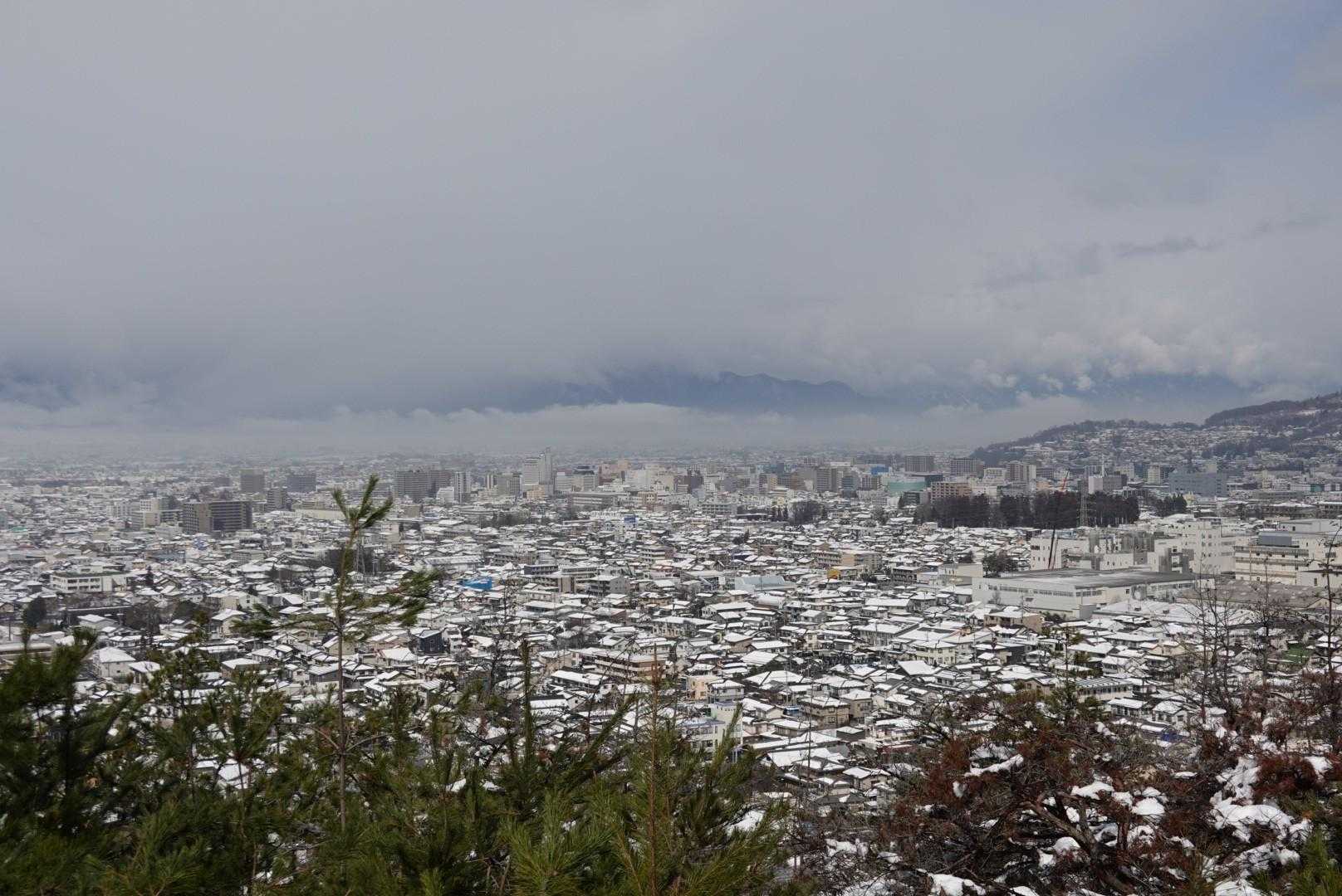よーく見ると、松本城とかも写ってるんだけど
昨日の雪で松本も白いですね