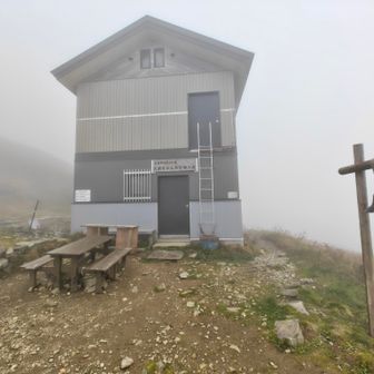 強風の中、小屋到着
ホッとする