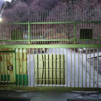 ようやく奈良田のゲート。
中からは、左の小さい扉が開く。
足の裏はやっぱり痛くなったが、車２台で駐車場間は歩かなくていいのが救い。