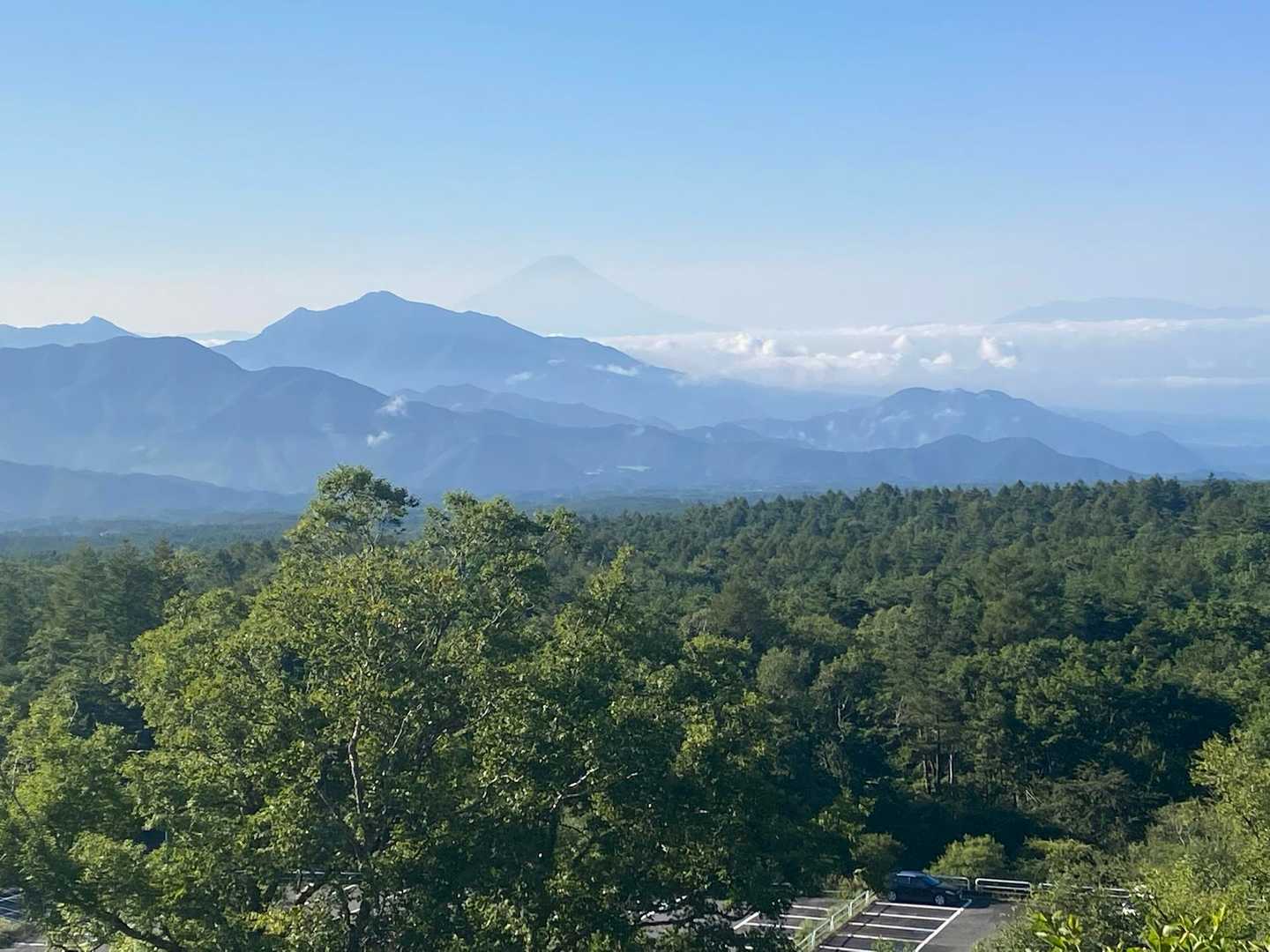 遠くに富士山を発見。
霞んではいるものの、山並みの向こうに富士山の姿がかろうじて見えた。