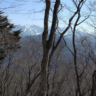 頂上から鶏頂山側の高原山がよく見えました