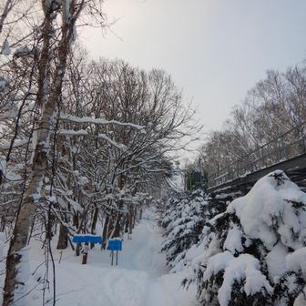 折り返して山頂への最後の登り返し。丁度ケーブルが来た。