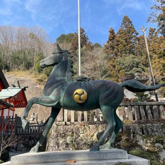 下りてきて馬さんの神社に出た！