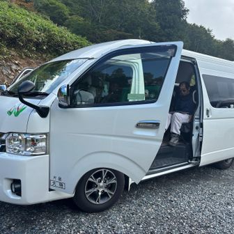 少し歩いてバス乗り場到着。ここから乗合タクシーが順次出ていて、バスチケットで乗れます。登山終了です。尾瀬戸倉の新宿行きのバス乗り場まで運んでもらいます。