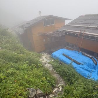 鑓温泉小屋に着きました
ガスガスでここまで近づくまでわからなかった
ここでコーラをいただきます