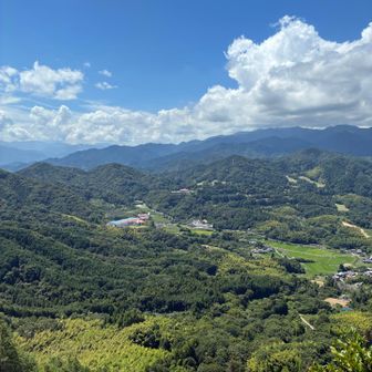 笠松山東峰ということらしい。タオル美術館が見えます