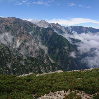 八方尾根を下りていくと白馬三山が揃って見えるようになっていく