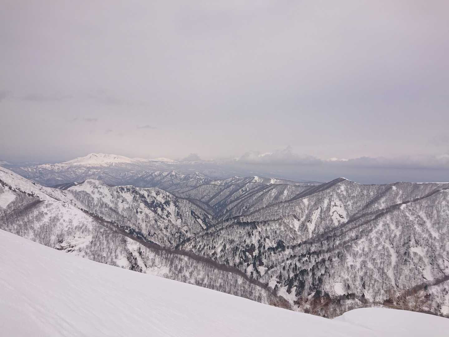 北に連なる奥羽山脈。奥に見えるのは秋田駒ヶ岳🏔️岩手山はうっすら。