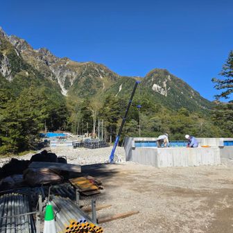橋の建設中
対岸に車道があるから　ギリギリまで車で来れたら良いのになぁーって　ずっと思いながら進む