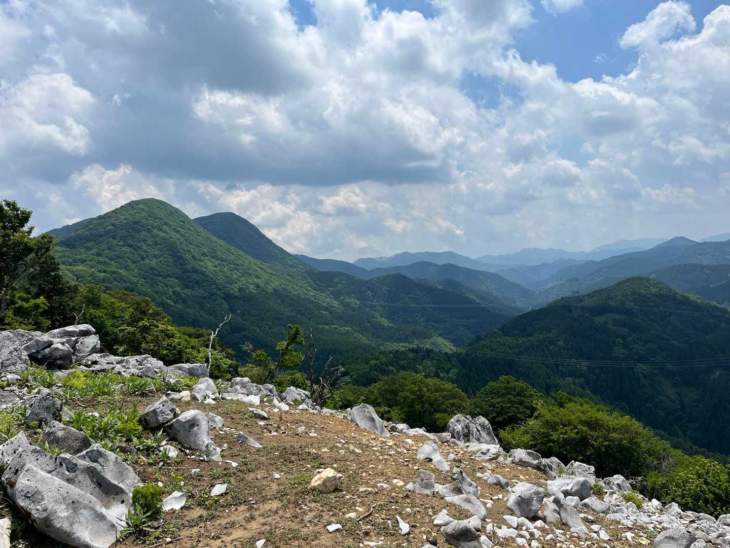 山頂広くて贅沢な景色⛰️
幸せ〜😊平凡な昼食がとても美味しく感じたよ