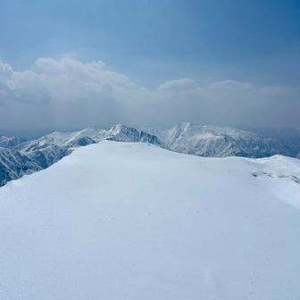 茂倉岳着いた！ピーク平で何にもない！隠れたシュルンド以外は😂