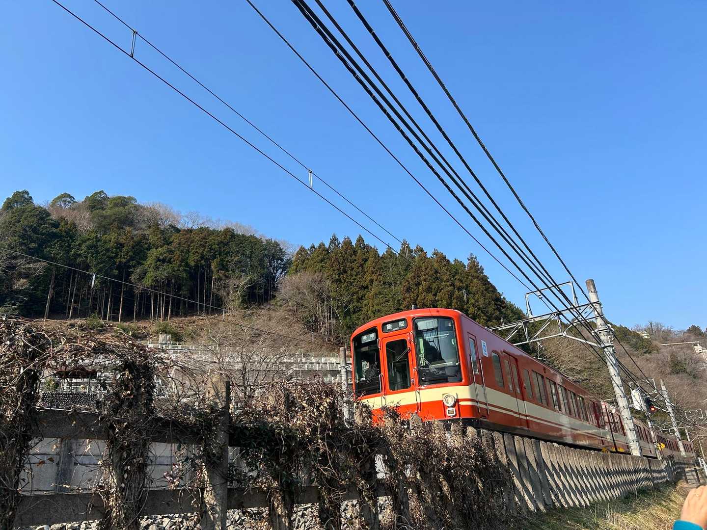この線路を潜っていくのです。