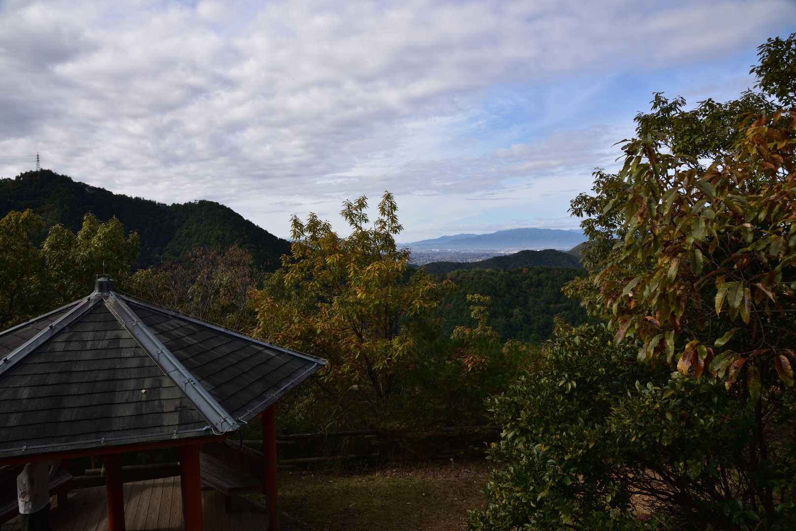 土曜日は素晴らしい快晴☀、高槻を朝移動で、ポンポン山(フォロワーさん情報)とか天王山とか岩清水八幡宮にお参りなどいろんな選択肢有りましたが、😪早起きできず断念😢
そんなこんなで気を取り直し、翌日、百々ヶ峰周回コースに挑む‼️
東屋付近からの眺望です！
相方ともども、ちょっとペースが早すぎ、既に汗ばみはじめる(笑)