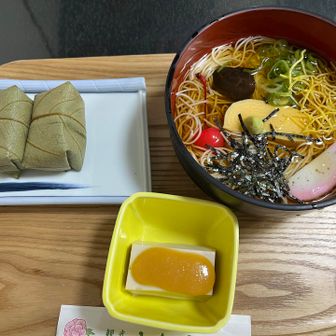 お寺を出て、門前通りのお店で、柿の葉寿司と素麺のセットを食べました。
胡麻豆腐が、ほんのり温かでネットリ美味しかった！