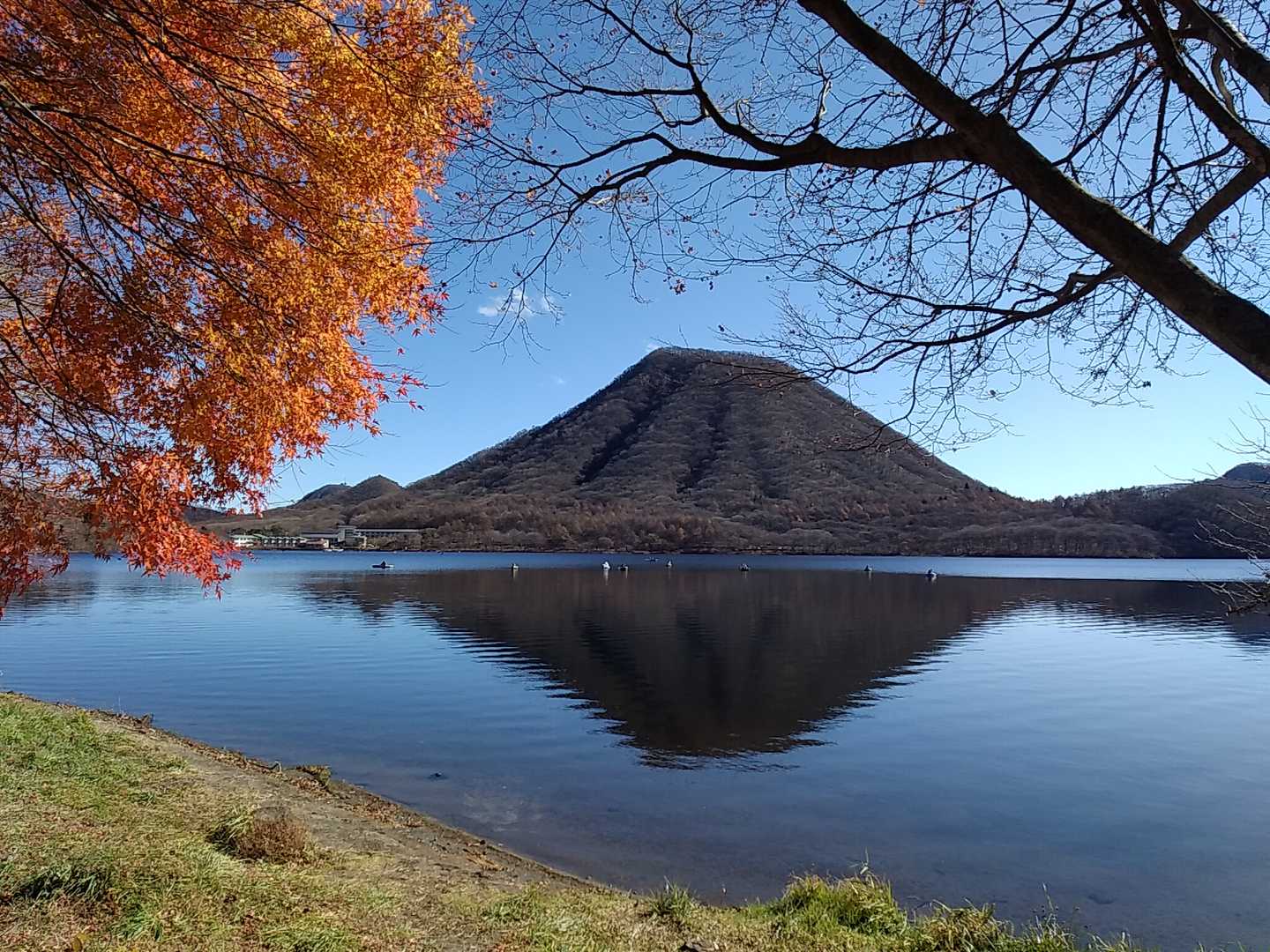 湖畔から眺める榛名富士