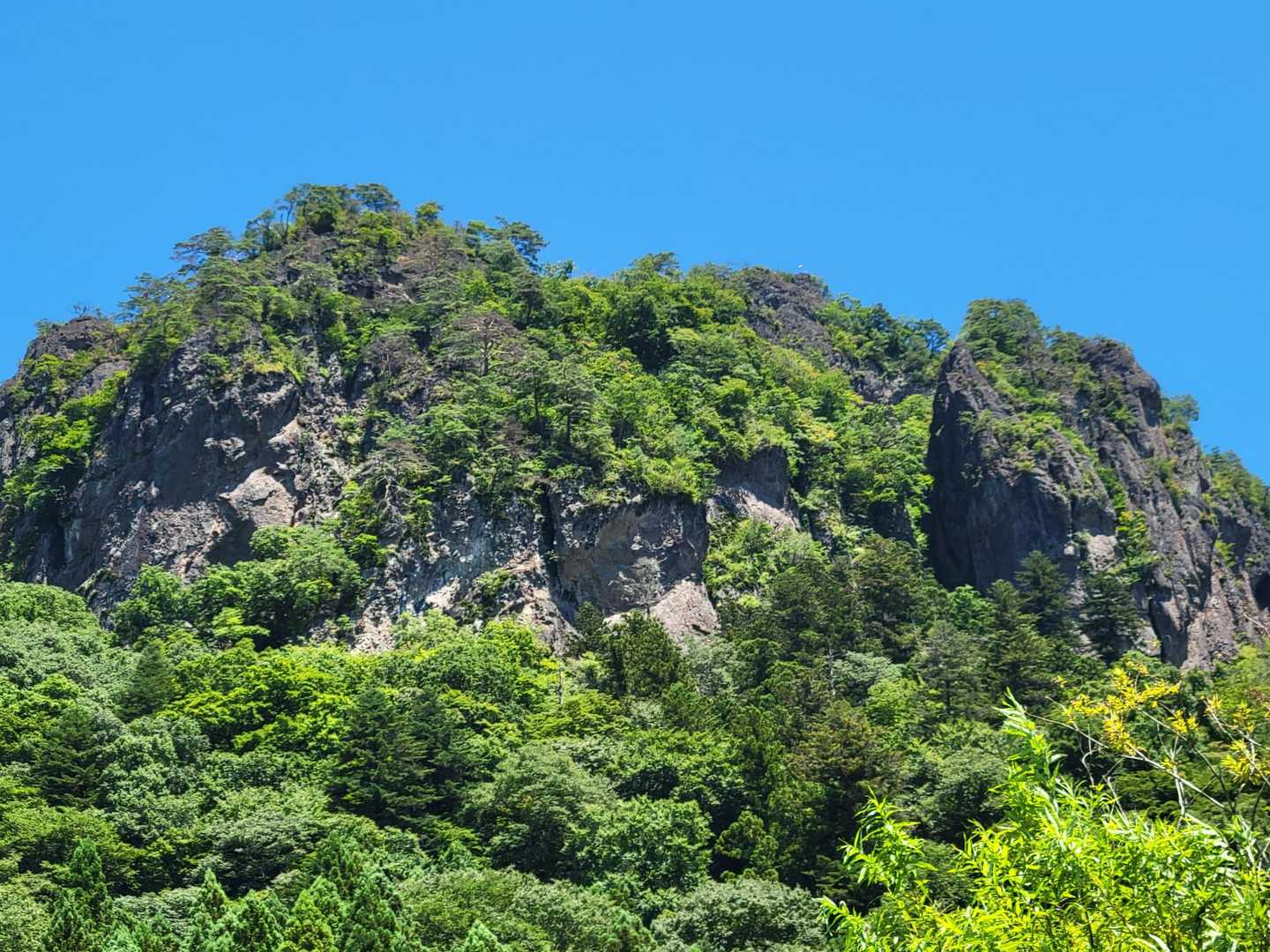 岩櫃山山頂の有る岩峰👍