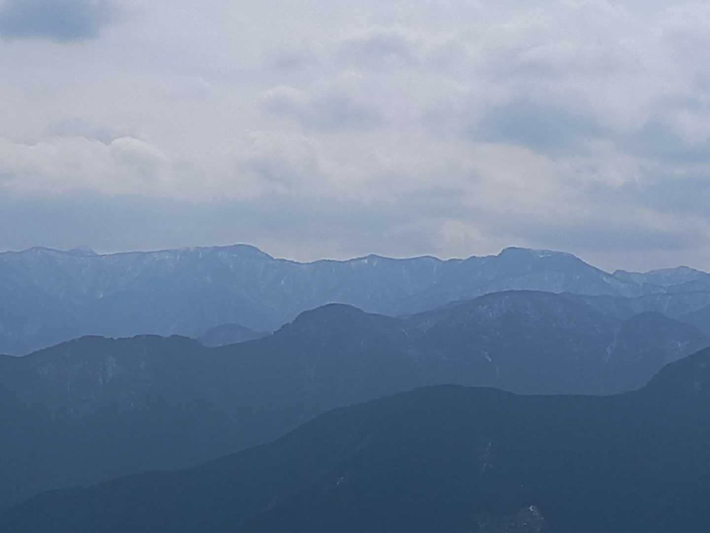 雪の大峰山が綺麗。
