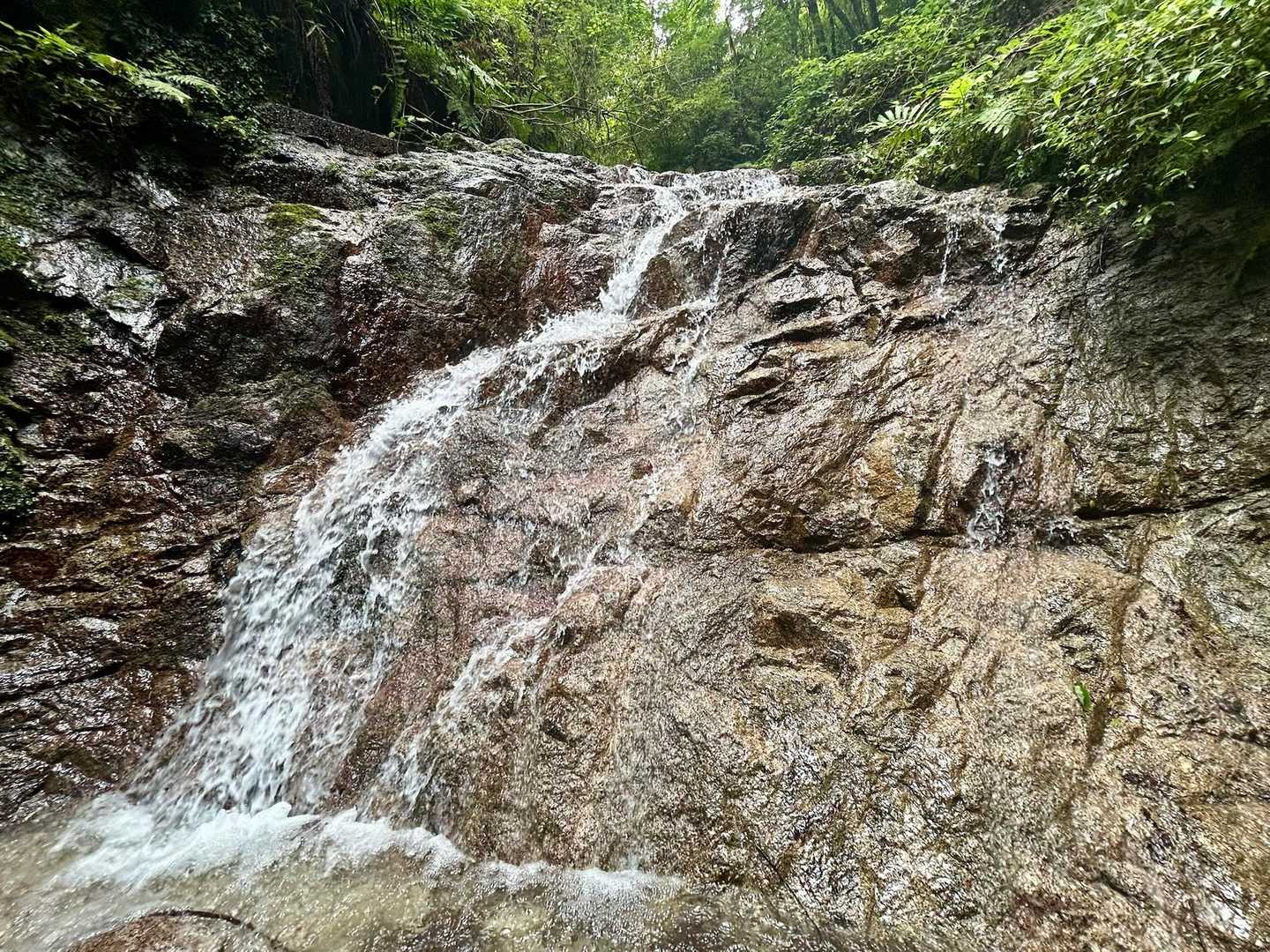 水浴びながらどんどん滝登っていきます💪