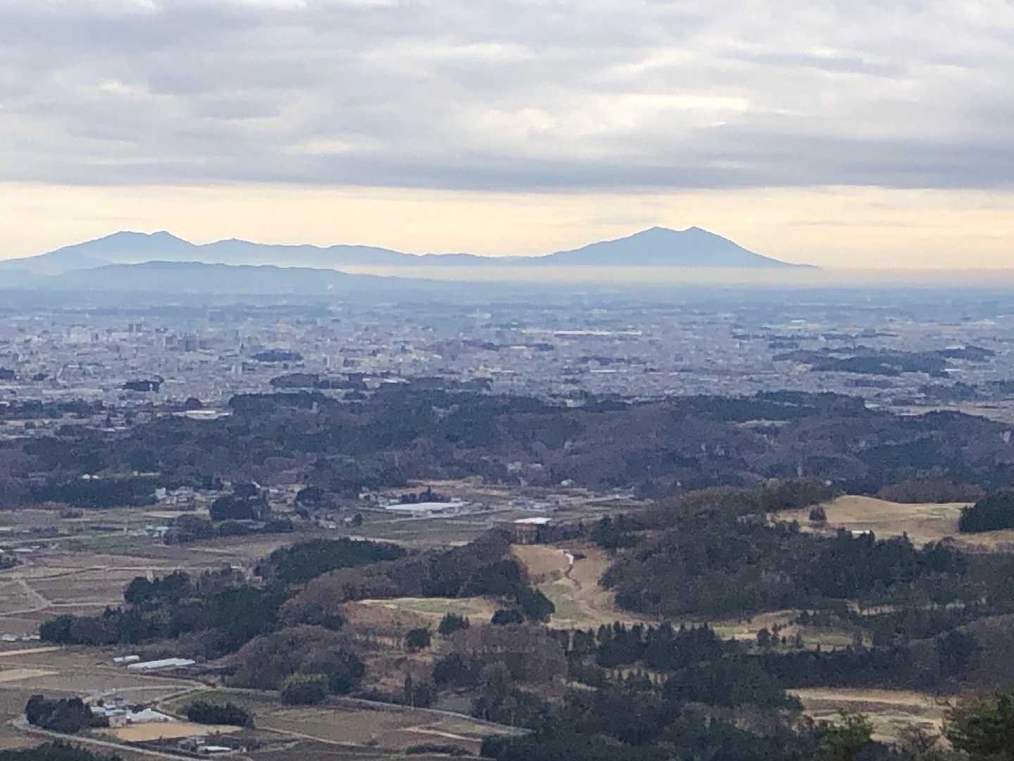 筑波山　雲が低く日差しがない