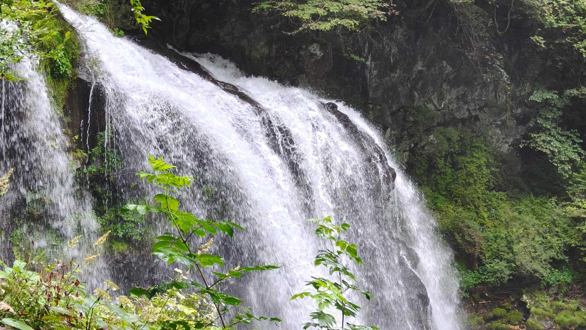 おぉ〜、水飛沫で濡れる〜🤣
寒〜い🥶
