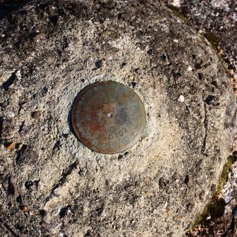 大きな岩の上に四等三角点🔺
ビビりながら撮った💦