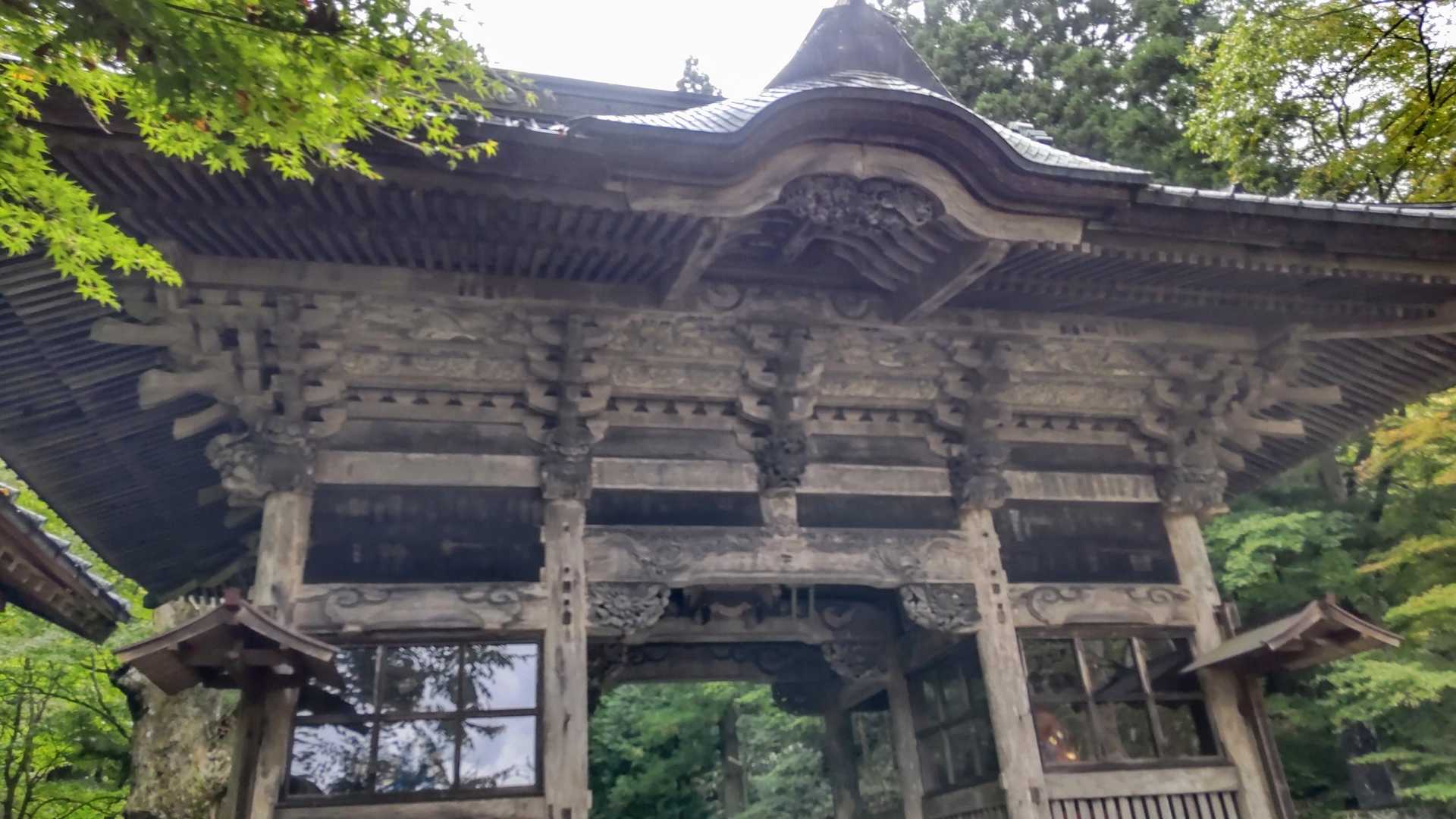 榛名神社へ
歴史を感じる随神門