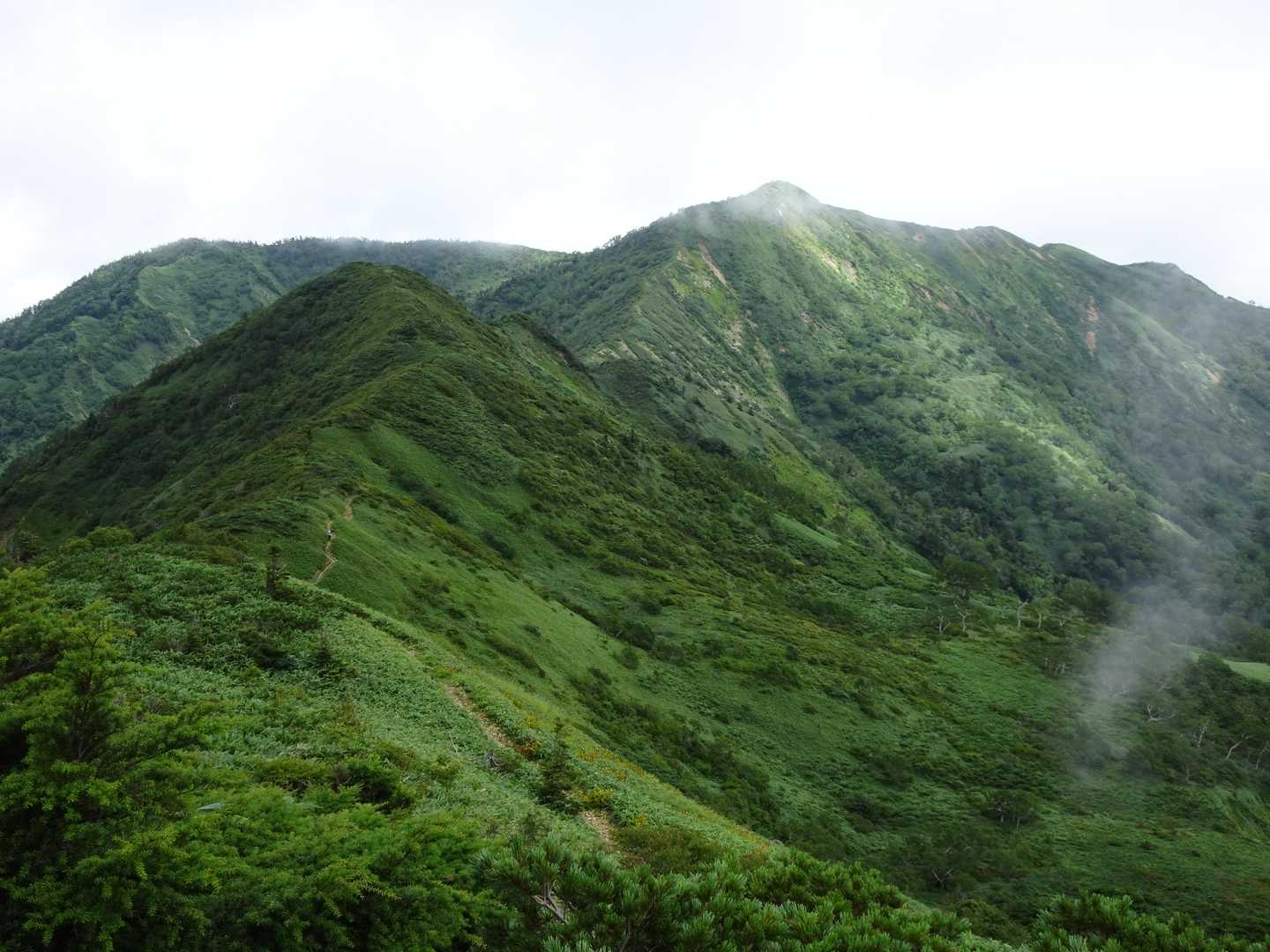 堂岩山を過ぎると素敵な稜線を見渡せる。
今日は遠望は期待せず、この稜線が見えればOKと思っていた。