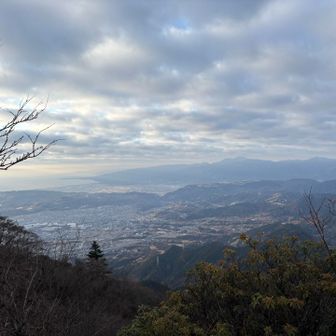 雲は多いけれど綺麗でした。スマホでは全然伝わらないけど🤭
左には江ノ島もハッキリ見えましたよ。