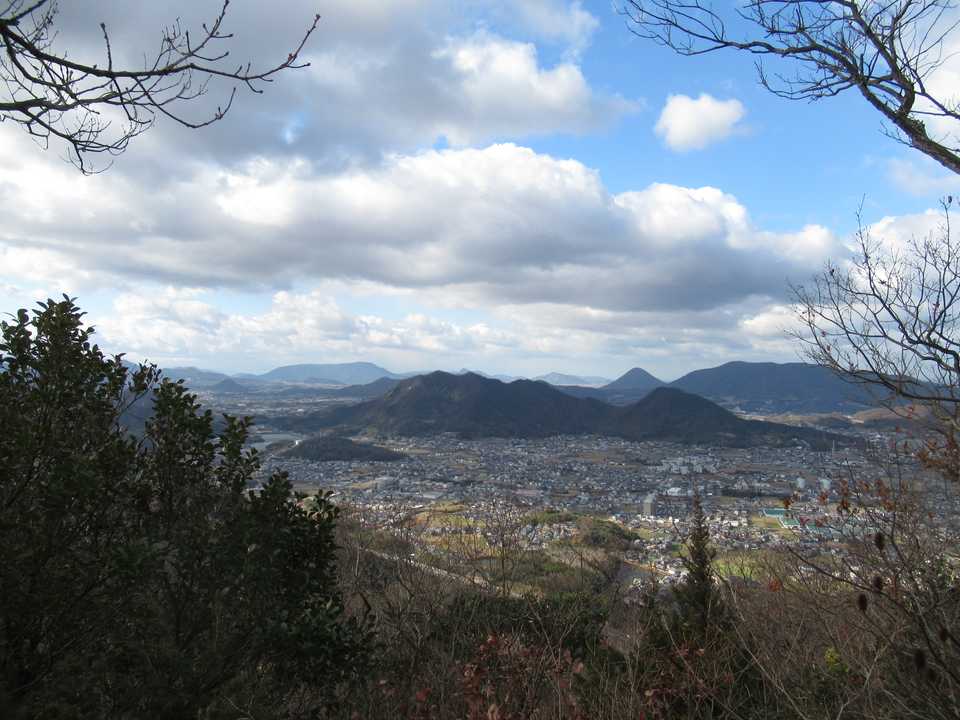 鷲ノ山の向こうに大麻山と飯野山
どちらも最近初めて登ったところですが、このところ県内の里山が続いています・・・σ(^◇^;)